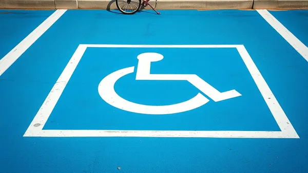 Vaga de estacionamento sinalizada com símbolo internacional de acesso, demarcada em azul em estacionamento coberto de shopping