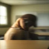Aluno com deficiência visual entrando na escola acompanhado de cão-guia